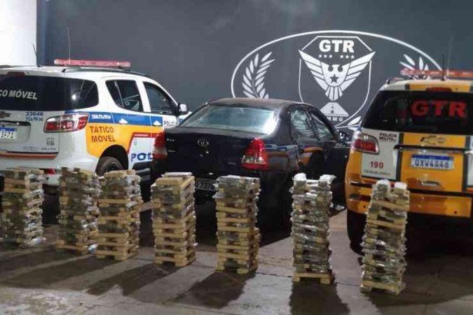 Suspeito de tráfico é perseguido e preso com 200 quilos de maconha - (crédito: PMRv) Suspeito de tráfico é perseguido e preso com 200 quilos de maconha - (crédito: PMRv)