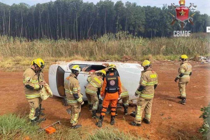 Acidente entre carro e passeio e caminhão na DF 250, em Sobradinho dos Melos no Paranoá. Fiat/Siena tombou na lateral -  (crédito: Corpo de Bombeiros)