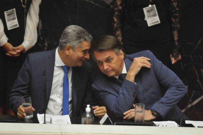 Coronel Sandro (esq.) afirma que tentam destruir o ex-presidente Bolsonaro
- (crédito: Alexandre Guzanshe/EM/D.A Press) Coronel Sandro (esq.) afirma que tentam destruir o ex-presidente Bolsonaro
- (crédito: Alexandre Guzanshe/EM/D.A Press)