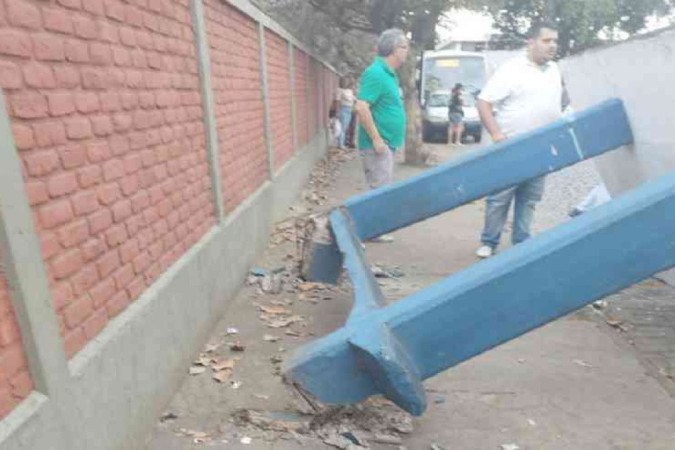 Jovem morre esmagado por marquise de ponto de ônibus em Minas -  (crédito: Reprodução/ PMMG)