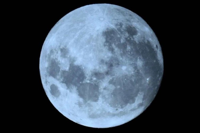 Fenômeno da Lua Azul ocorrida em 2020 -  (crédito: Divulgação/Observatório Heller & Jung)