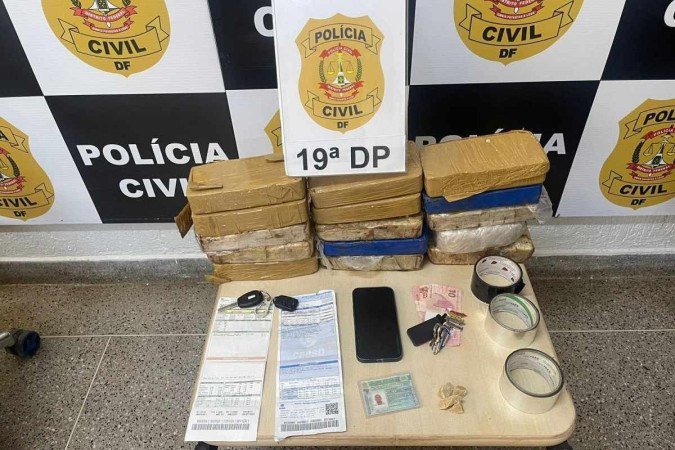 A Polícia Civil do Distrito Federal (PCDF), por meio da 19ª Delegacia de Polícia (P Norte), fez a maior apreensão de crack do ano no DF. Um homem de 28 anos foi preso. Ao todo, foram apreendidos 15 kg da droga pura na sexta-feira (25/8) - (crédito: PCDF) A Polícia Civil do Distrito Federal (PCDF), por meio da 19ª Delegacia de Polícia (P Norte), fez a maior apreensão de crack do ano no DF. Um homem de 28 anos foi preso. Ao todo, foram apreendidos 15 kg da droga pura na sexta-feira (25/8) - (crédito: PCDF)