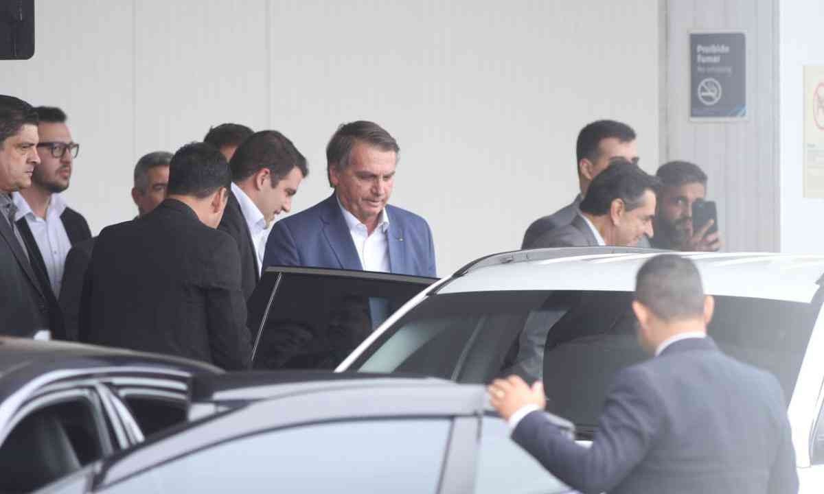 Aos gritos de 'mito' e 'ladrão', Bolsonaro chega a Belo Horizonte 