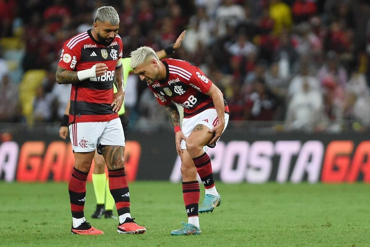 :tRJ - FUTEBOL/BRASILEIR&Atilde;O/FLAMENGO X INTERNACIONAL - ESPORTES - De Arrascaeta (d), do Flamengo, durante partida com o Internacional v&aacute;lida pela 21&ordf; rodada do Campeonato Brasileiro, S&eacute;rie A, realizada no Est&aacute;dio Jornalista Mario Filho, o Maracan&atilde;, neste s&aacute;bado, 26 de agosto de 2023. 26/08/2023 - Foto: ALEXANDRE DUR&Atilde;O/ZIMEL PRESS/ESTAD&Atilde;O CONTE&Uacute;DO