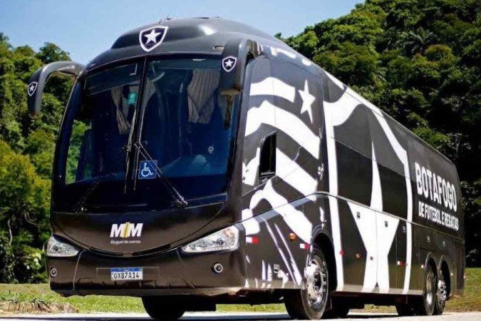 Ônibus do Botafogo foi apedrejado por torcedores do Fluminense em chegada ao aeroporto - (crédito: Vitor Silva/Botafogo) Ônibus do Botafogo foi apedrejado por torcedores do Fluminense em chegada ao aeroporto - (crédito: Vitor Silva/Botafogo)