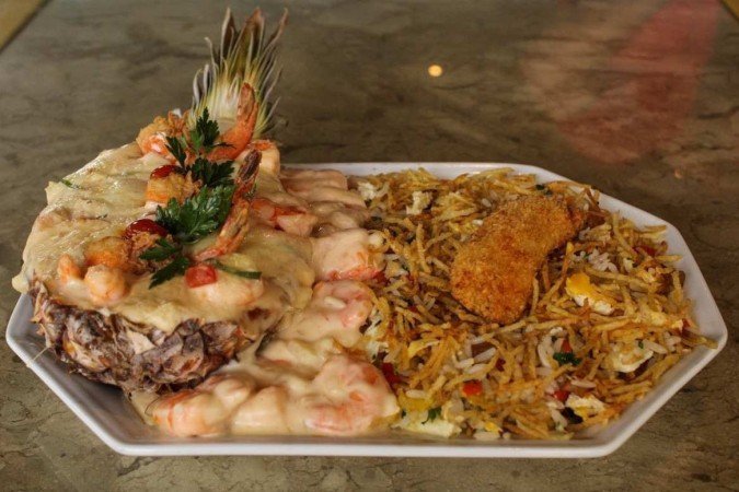 Camarão com abacaxi, arroz biro biro e banana crocante do restaurante Manatí - (crédito: Kayo Magalhaes) Camarão com abacaxi, arroz biro biro e banana crocante do restaurante Manatí - (crédito: Kayo Magalhaes)