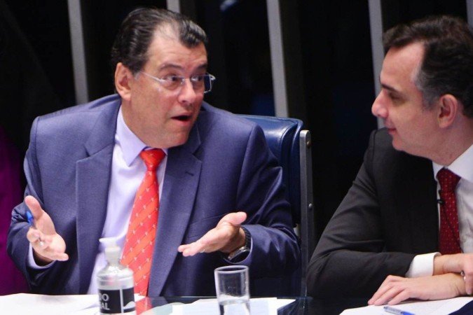 A última previsão era de que o senador Eduardo Braga (à esquerda) apresentaria o relatório em 18 de outubro, com votação no dia 25 - (crédito: Ed Alves/CB/DA.Press) A última previsão era de que o senador Eduardo Braga (à esquerda) apresentaria o relatório em 18 de outubro, com votação no dia 25 - (crédito: Ed Alves/CB/DA.Press)