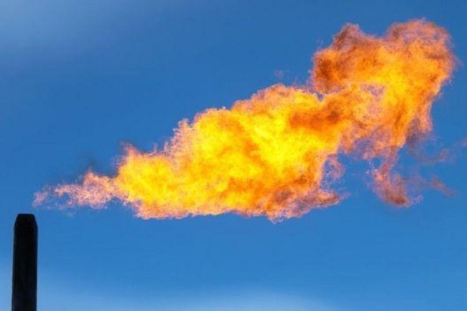 O metano produzido durante a extração de petróleo normalmente é queimado, contaminando o meio ambiente - (crédito: Getty Images) O metano produzido durante a extração de petróleo normalmente é queimado, contaminando o meio ambiente - (crédito: Getty Images)