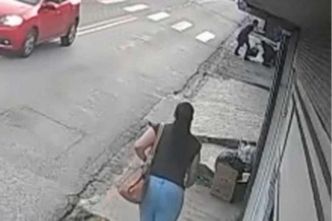 Polícia prende homem que agrediu mulheres com chute e voadora - (crédito: Reprodução/TVBand) Polícia prende homem que agrediu mulheres com chute e voadora - (crédito: Reprodução/TVBand)