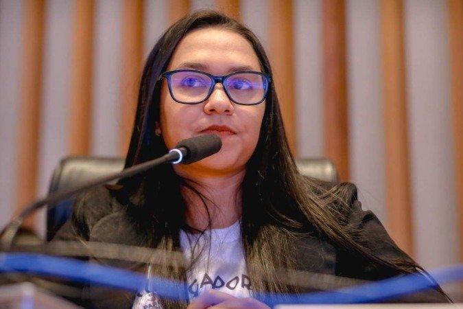 Érika Tayna, 28, sobrinha de uma vítima de feminicídio em Ceilândia, fala em audiência pública na CLDF para discutir o tema