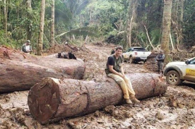 Ricardo Salles posou com tora de madeira ilegal apreendida em Itaituba II, no Pará, em maio de 2021 - (crédito: Divulgação/Ministério do Meio Ambiente) Ricardo Salles posou com tora de madeira ilegal apreendida em Itaituba II, no Pará, em maio de 2021 - (crédito: Divulgação/Ministério do Meio Ambiente)