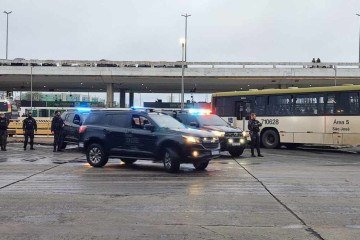 Mulher é atropelada por moto da PMDF próximo a rodoviária do Plano Piloto -  (crédito: Ed Alves/ CB/D.APress)