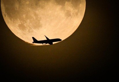 Segundo plataformas especializadas no assunto, o melhor momento para visualizar a superlua será ao anoitecer, com variações de acordo com o fuso de cada região. Pelo horário de Brasília, deve surgir por volta das 18h45 -  (crédito:  AFP) -Segundo plataformas especializadas no assunto, o melhor momento para visualizar a superlua será ao anoitecer, com variações de acordo com o fuso de cada região. Pelo horário de Brasília, deve surgir por volta das 18h45 -  (crédito:  AFP)