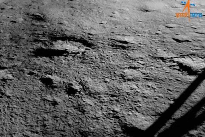 Esta fotografia tirada e divulgada pela Organização Indiana de Pesquisa Espacial (ISRO) em 23 de agosto de 2023, mostra uma parte da superfície lunar retratada pelo módulo lunar Chandrayaan-3 no pólo sul da Lua - (crédito: ISRO / AFP) Esta fotografia tirada e divulgada pela Organização Indiana de Pesquisa Espacial (ISRO) em 23 de agosto de 2023, mostra uma parte da superfície lunar retratada pelo módulo lunar Chandrayaan-3 no pólo sul da Lua - (crédito: ISRO / AFP)