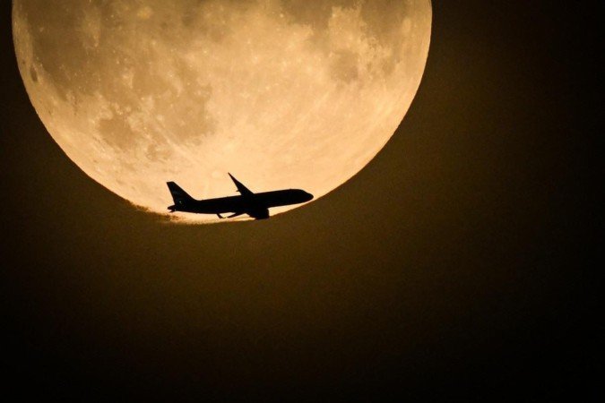 Em Londres, a superlua deixou o Airbus A320 da British Airways minúsculo em frente ao grande satélite - (crédito: AFP) Em Londres, a superlua deixou o Airbus A320 da British Airways minúsculo em frente ao grande satélite - (crédito: AFP)
