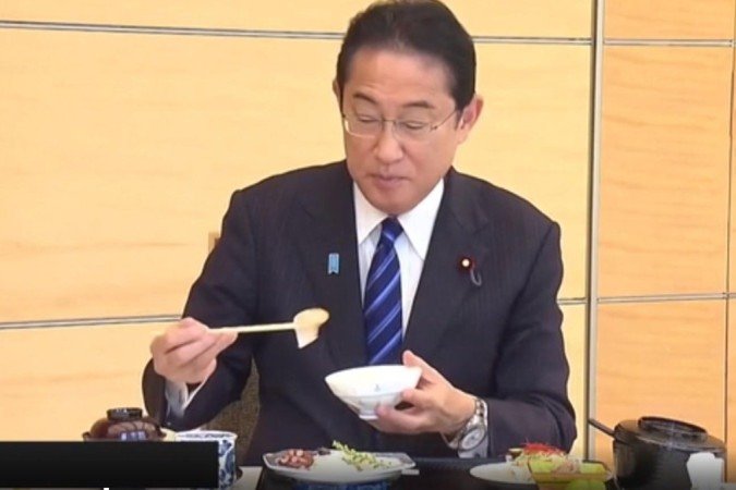 Primeiro-ministro do Japão, Fumio Kishida, disse que peixe estava 'delicioso' - (crédito: BBC) Primeiro-ministro do Japão, Fumio Kishida, disse que peixe estava 'delicioso' - (crédito: BBC)
