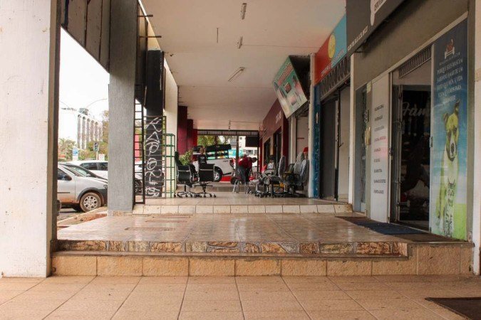  Calçadas irregulares e danificadas em bloco comercial na W3 Norte 