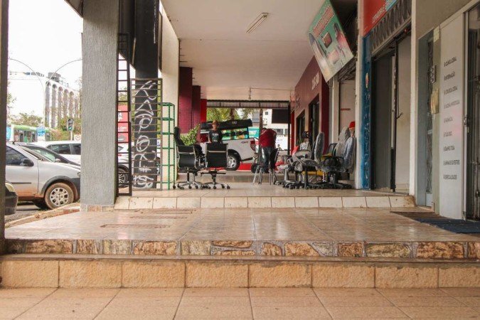  Calçadas irregulares e danificadas em bloco comercial na W3 Norte 