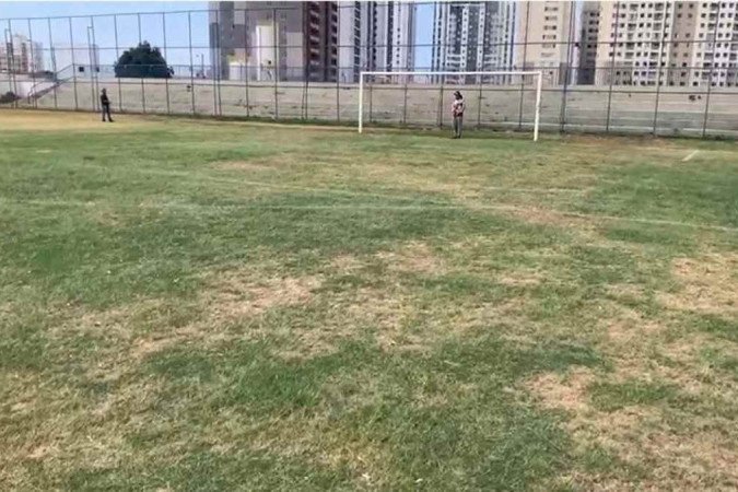 Jogo de abertura da Segundinha 2023 tem nível irregular no campo de jogo, além de variação na cor do gramado no Estádio Rorizão, em Samambaia - (crédito: Arquivo pessoal) Jogo de abertura da Segundinha 2023 tem nível irregular no campo de jogo, além de variação na cor do gramado no Estádio Rorizão, em Samambaia - (crédito: Arquivo pessoal)