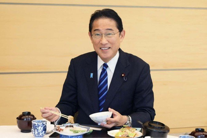 O primeiro-ministro do Japão comeu o que chamou de peixe de Fukushima dias depois de as águas residuais terem sido liberadas da usina nuclear danificada da região no Pacífico       -  (crédito: HANDOUT / CABINET PUBLIC RELATIONS OFFICE / JIJI PRESS / AFP)