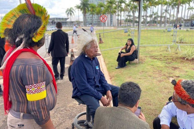 O cacique Raoni, na frente do STF, aguarda autorização para acompanhar o julgamento do marco temporal - (crédito: Mayara Souto/CB/D.A. Press) O cacique Raoni, na frente do STF, aguarda autorização para acompanhar o julgamento do marco temporal - (crédito: Mayara Souto/CB/D.A. Press)