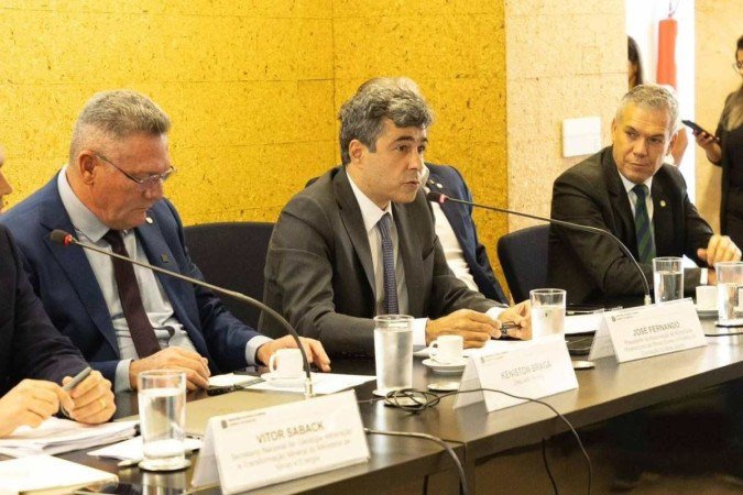 Keniston Braga deputado federal (MDB- PA), José Fernando Aparecido de Oliveira presidente da Associação dos Municípios Mineradores de Minas Gerais e do Brasil (AMIG) e Zé Silva deputado federal (solidariedade/MG) em solenidade no Ministério de Minas e Energia - (crédito: Divulgação AMIG) Keniston Braga deputado federal (MDB- PA), José Fernando Aparecido de Oliveira presidente da Associação dos Municípios Mineradores de Minas Gerais e do Brasil (AMIG) e Zé Silva deputado federal (solidariedade/MG) em solenidade no Ministério de Minas e Energia - (crédito: Divulgação AMIG)