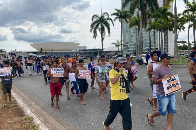 Indígenas acompanham julgamento do Marco Temporal ao lado do STF - (crédito: Mayara Souto) Indígenas acompanham julgamento do Marco Temporal ao lado do STF - (crédito: Mayara Souto)