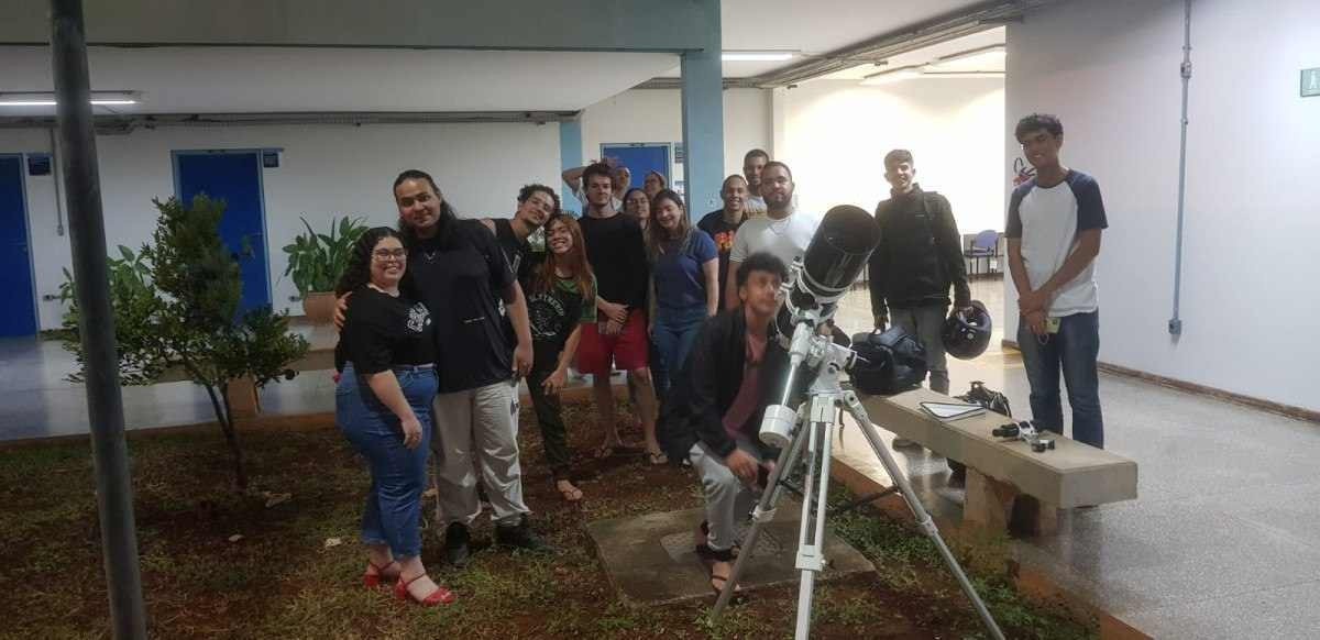 Estudantes da UnB observam a última superlua de 2023 com telescópio