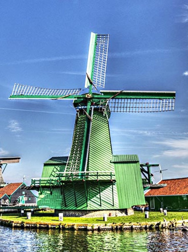 Os antigos moinhos de vento holandeses, Holanda, extensões rurais. Moinhos  de vento, o símbolo da Holanda . fotos, imagens de © mcherevan #163699988