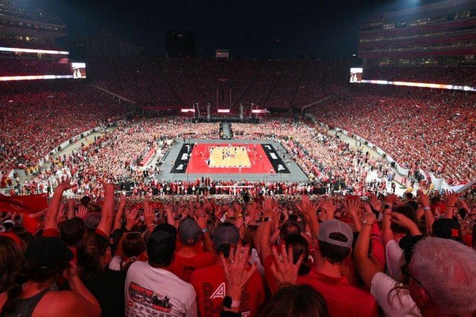 Vista geral da quadra durante o jogo entre o Nebraska Cornhuskers e o Omaha Mavericks no Memorial Stadium em 30 de agosto de 2023 em Lincoln, Nebraska. - (crédito: Steven Branscombe / GETTY IMAGES NORTH AMERICA / Getty Images via AFP) Vista geral da quadra durante o jogo entre o Nebraska Cornhuskers e o Omaha Mavericks no Memorial Stadium em 30 de agosto de 2023 em Lincoln, Nebraska. - (crédito: Steven Branscombe / GETTY IMAGES NORTH AMERICA / Getty Images via AFP)