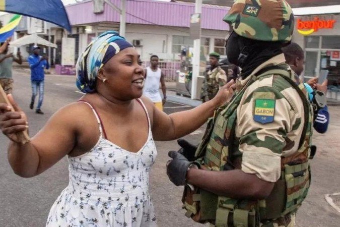 Muitas pessoas no Mali saudaram o golpe encenado pelo coronel Assimi Goïta - (crédito: Reuters) Muitas pessoas no Mali saudaram o golpe encenado pelo coronel Assimi Goïta - (crédito: Reuters)