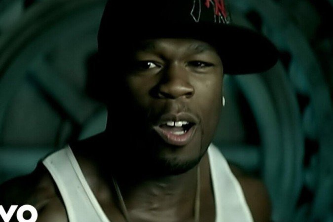 50 Cent arremessa microfone em direção de fã durante show - (crédito: Reprodução/Youtube 50 Cent) 50 Cent arremessa microfone em direção de fã durante show - (crédito: Reprodução/Youtube 50 Cent)