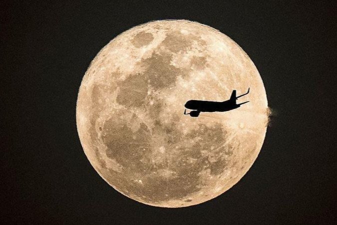 A Lua está no ponto mais distante da Terra no apogeu ( A Lua está no ponto mais distante da Terra no apogeu (