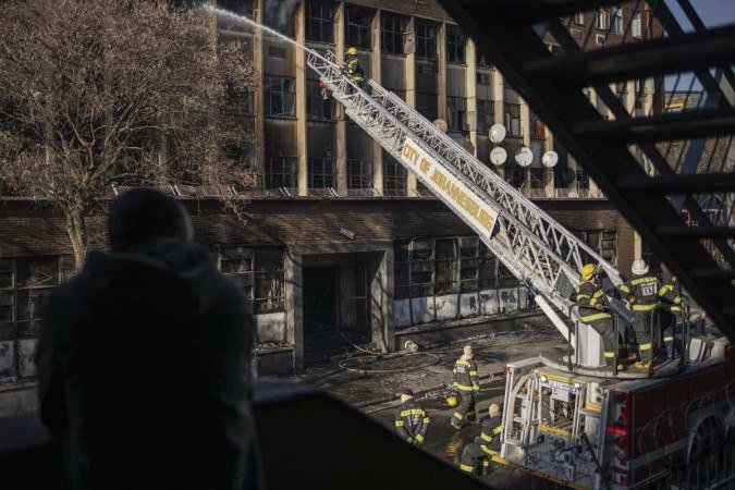 Mais de 70 pessoas morreram em um incêndio que atingiu um prédio de cinco andares no centro de Joanesburgo - (crédito: MICHELE SPATARI / AFP) Mais de 70 pessoas morreram em um incêndio que atingiu um prédio de cinco andares no centro de Joanesburgo - (crédito: MICHELE SPATARI / AFP)