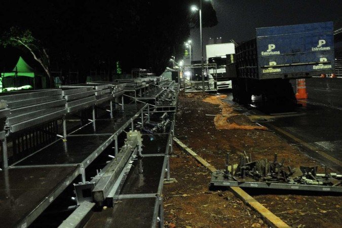 Acidente de trabalho na montagem da estrutura metálica para o desfile do 07 de Setembro - (crédito: Minervino Júnior/CB/D.A.Press) Acidente de trabalho na montagem da estrutura metálica para o desfile do 07 de Setembro - (crédito: Minervino Júnior/CB/D.A.Press)