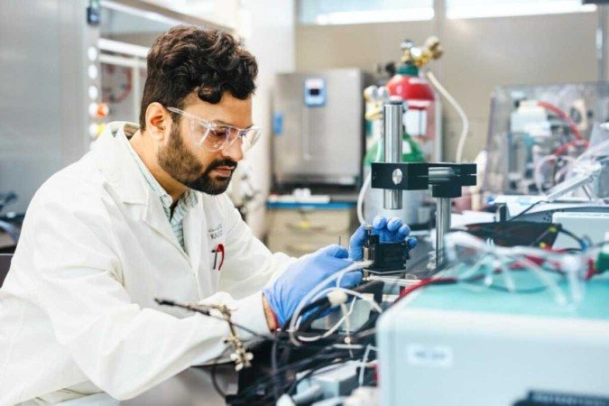 O professor Thomas Anthopoulos e Abhinav Sharma (foto) estão agora desenvolvendo uma série de sensores transistorizados que podem detectar simultaneamente vários metabólitos na saliva. - (crédito: © 2023 KAUST; Anastasia Serin.) O professor Thomas Anthopoulos e Abhinav Sharma (foto) estão agora desenvolvendo uma série de sensores transistorizados que podem detectar simultaneamente vários metabólitos na saliva. - (crédito: © 2023 KAUST; Anastasia Serin.)