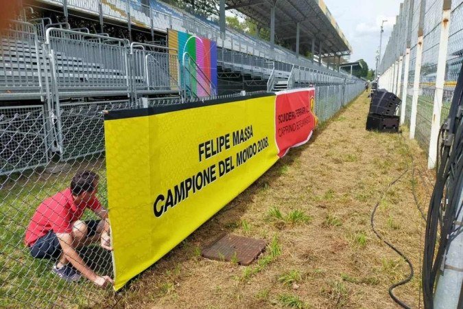 Em Monza, torcedores da Ferrari declaram em faixa: 'Felipe Massa, campeão do mundo 2008' - (crédito: Reprodução/Divulgação) Em Monza, torcedores da Ferrari declaram em faixa: 'Felipe Massa, campeão do mundo 2008' - (crédito: Reprodução/Divulgação)