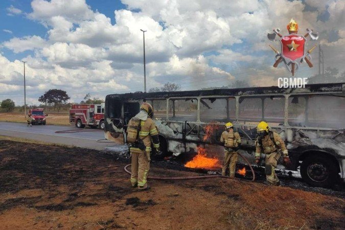 Incêndio em ônibus escolar na BR-020 - (crédito: CBMDF) Incêndio em ônibus escolar na BR-020 - (crédito: CBMDF)