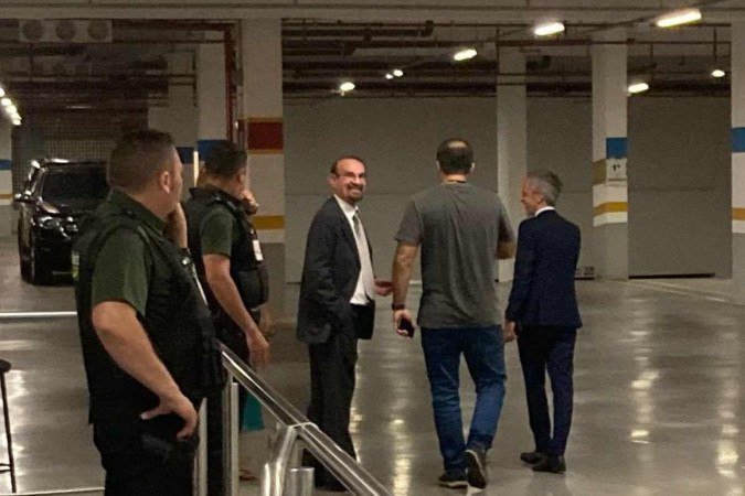 O advogado Cezar Bitencourt, que defende o tenente-coronel Mauro Cid, na saída do depoimento do militar à PF - (crédito: Henrique Lessa) O advogado Cezar Bitencourt, que defende o tenente-coronel Mauro Cid, na saída do depoimento do militar à PF - (crédito: Henrique Lessa)