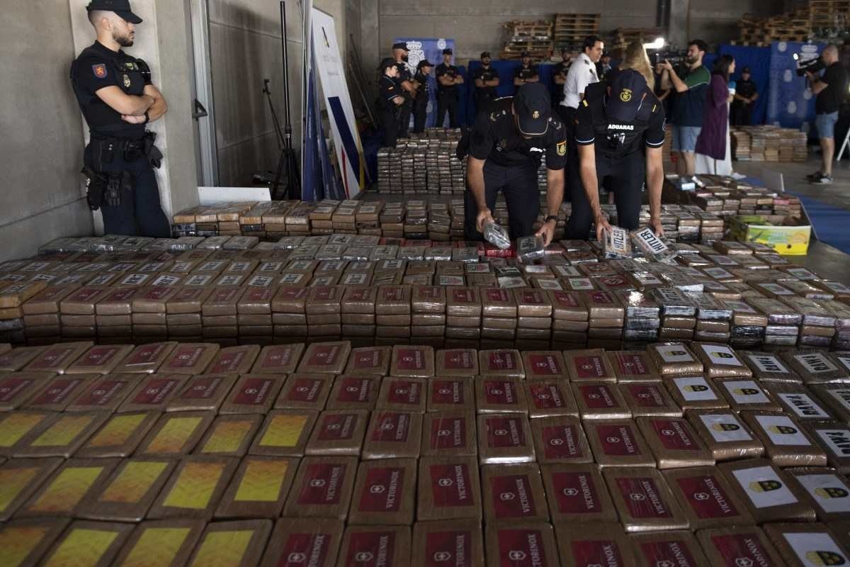 Agentes da Polícia Nacional e da alfândega inspecionam 9t de cocaína apreendidos em Algeciras (Espanha), vindos do Equador 