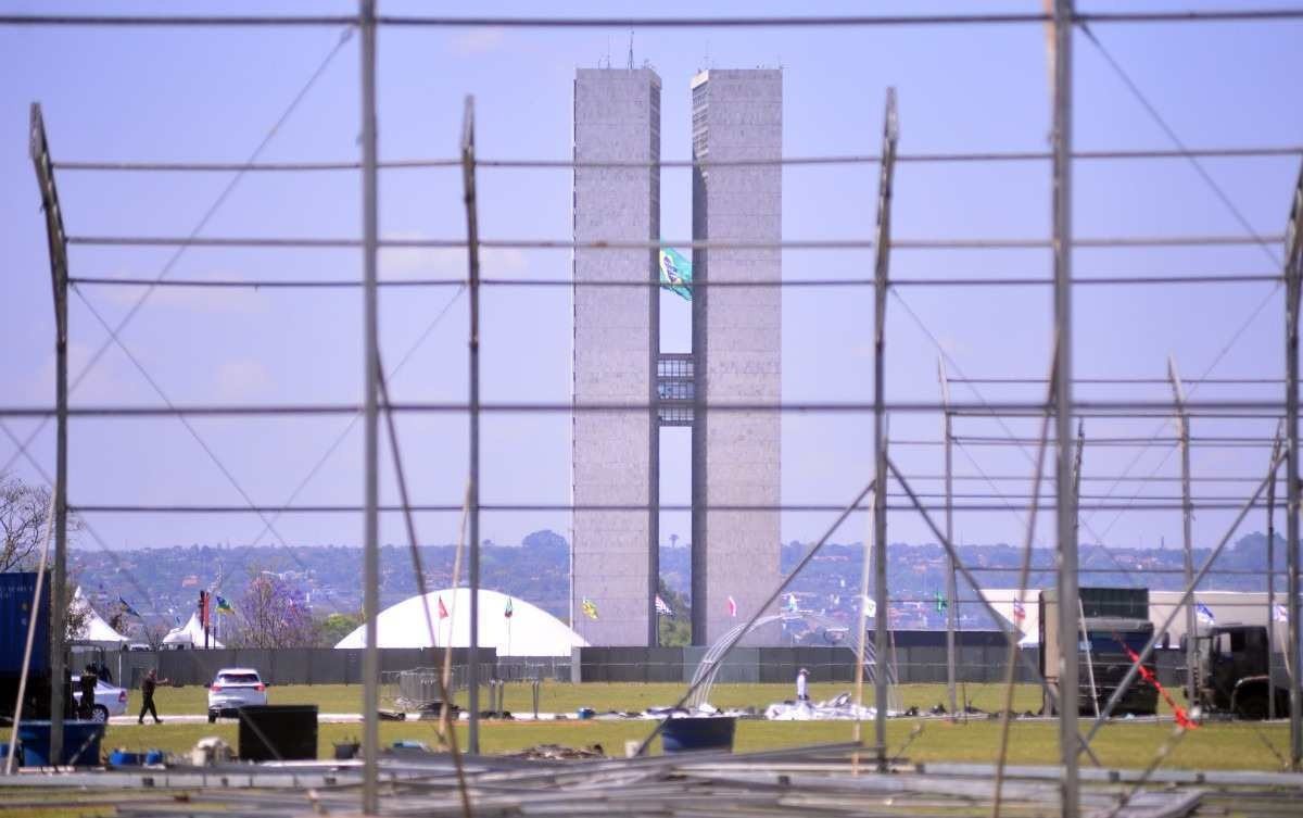  01/09/2023 Credito: Ed Alves/CB/DA.Press. Cidades. Acidente com operarios na montagem da estrutura para o desfile de 7 Setembro. 