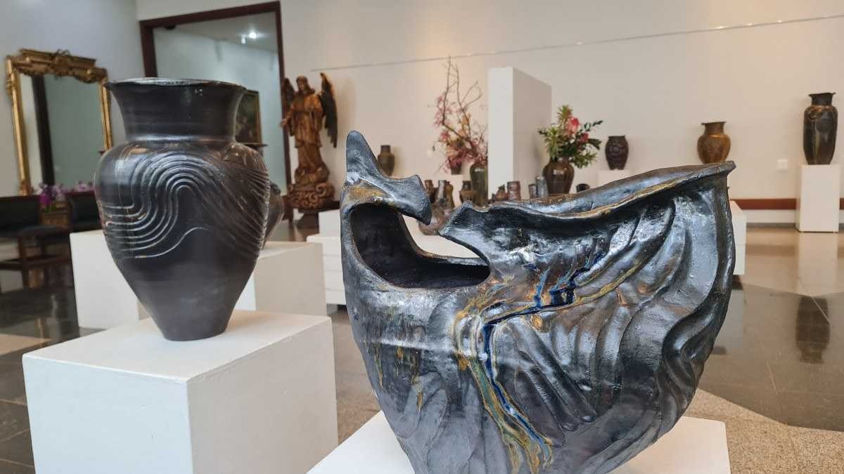 Exposição de cerâmica reúne brasilidade e referências japonesas