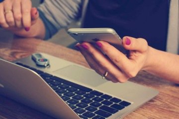 No mundo contemporâneo, cada vez mais pessoas são adeptas das compras on-line -  (crédito: Firmbee/ Unsplash)