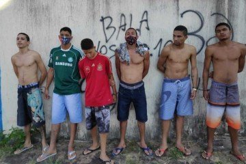 Criminosos reunidos na frente de uma ameaça aos integrantes da FBL -  (crédito: Material cedido a reportagem)