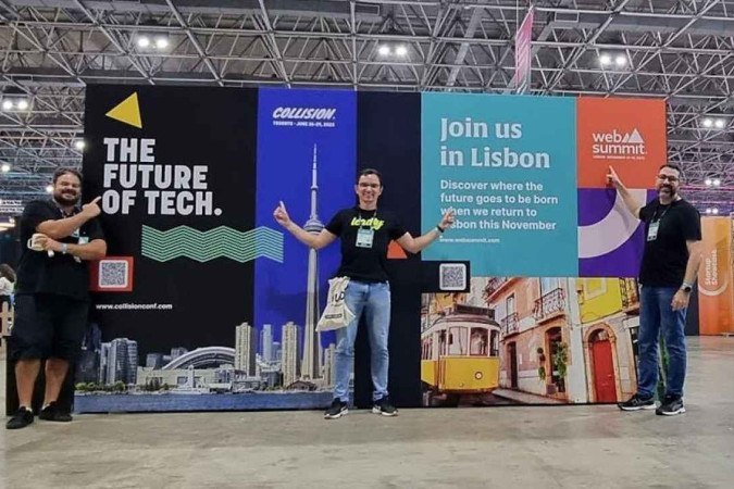  Brasilienses comemoram sucesso em exposição com criação de startup. Na foto,  Aurélio Araújo e dos goianos Alfredo Moreira e Eldon Clayton.