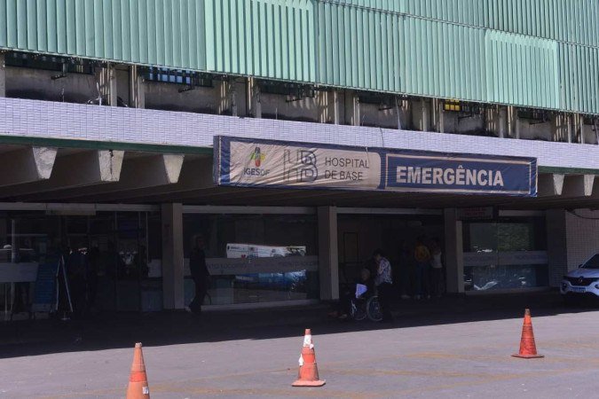 O motorista foi encaminhado ao Hospital de Base apresentando suspeita de traumatismo cranioencefálico e politraumatismo. - (crédito: Ed Alves/CB/DA.Press) O motorista foi encaminhado ao Hospital de Base apresentando suspeita de traumatismo cranioencefálico e politraumatismo. - (crédito: Ed Alves/CB/DA.Press)