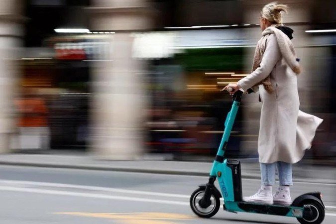 Os parisienses votaram em abril pela proibição do aluguel de patinetes elétricos, mas a participação do eleitorado foi baixa -  (crédito: Getty Images)