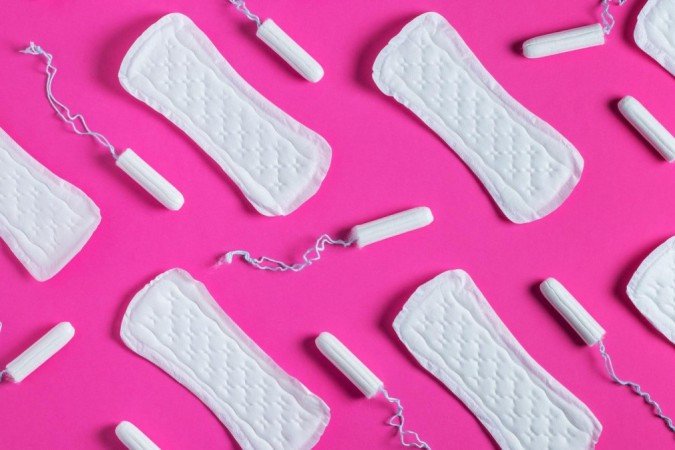 Discussões sobre a menstruação continuaram a reforçar a vergonha em torno do tema ao longo dos séculos 20 e 21, pintando o fluxo como algo constrangedor - (crédito: Getty Images) Discussões sobre a menstruação continuaram a reforçar a vergonha em torno do tema ao longo dos séculos 20 e 21, pintando o fluxo como algo constrangedor - (crédito: Getty Images)