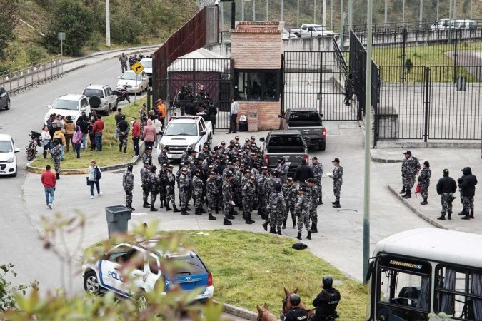 Policiais se reúnem em frente à prisão de Turi, em Cuenca, Equador       -  (crédito: FERNANDO MACHADO / AFP)