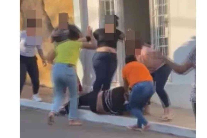 O grupo de mulheres foi até o local de trabalho da suspeita e a arrastou para via pública, onde foi espancada - (crédito: Redes Sociais/Divulgação) O grupo de mulheres foi até o local de trabalho da suspeita e a arrastou para via pública, onde foi espancada - (crédito: Redes Sociais/Divulgação)